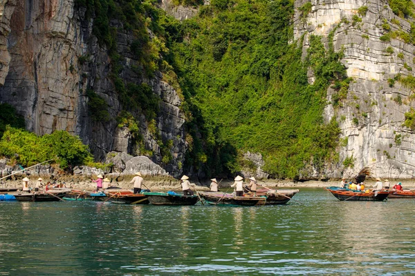 Roddbåtar För Turister Long Bay Vietnam — Stockfoto