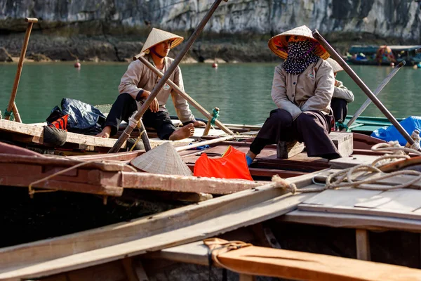Lidé Veslici Pro Turisty Halong Bay Vietnamu Říjen 2019 — Stock fotografie