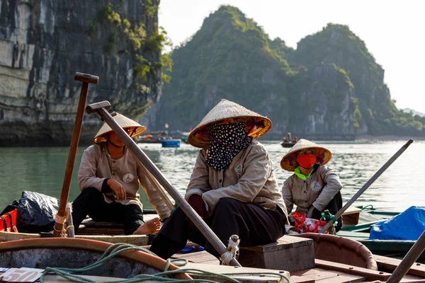 30岁的越南哈龙湾的划船游客 2019年10月 — 图库照片