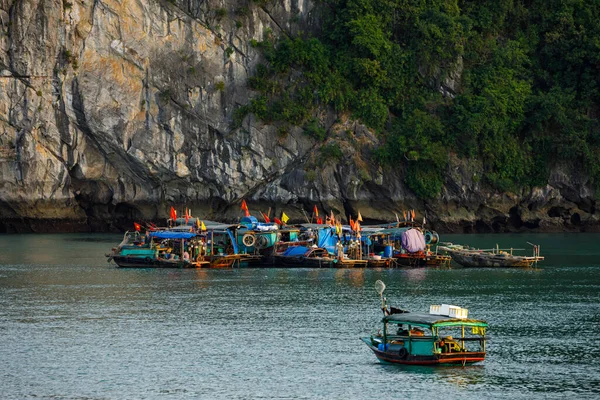 Плавучая Деревня Бухте Лонг Вьетнаме — стоковое фото