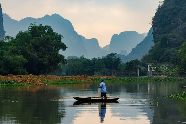 Hombre Pescando Lago Ninh Binh Vietnam — Foto de Stock