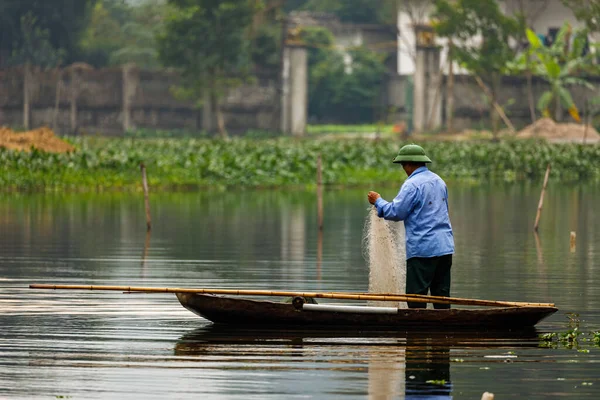 Muž Rybařící Jezeře Ninh Binh Vietnamu — Stock fotografie