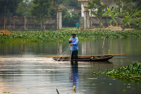 一名男子在越南宁边的一个湖中钓鱼 — 图库照片