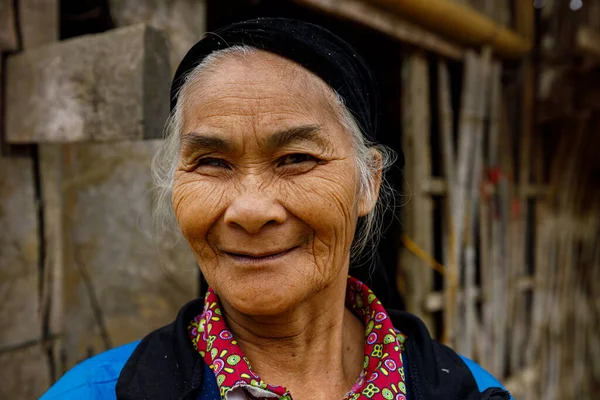Gammal Och Vänlig Kvinna Från Vietnam — Stockfoto