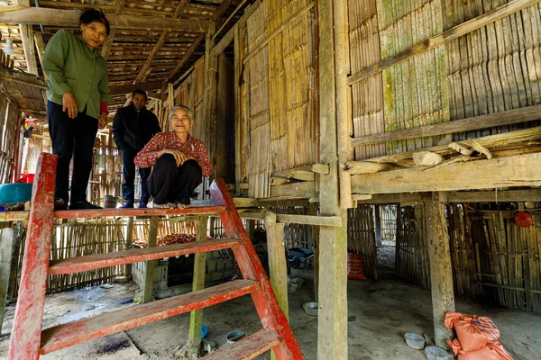 Familie Einem Historischen Bauernhaus Bac Son Valley Vietnam — Stockfoto