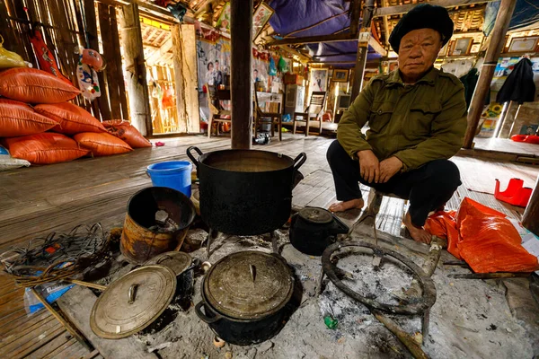 Arme Senioren Einem Traditionellen Bauernhaus Vietnam — Stockfoto