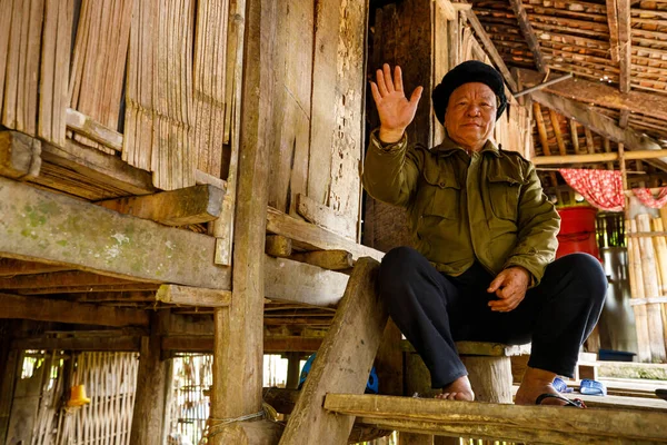 Arme Senioren Einem Traditionellen Bauernhaus Vietnam — Stockfoto