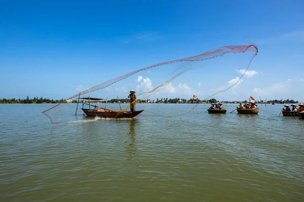 Pescador Tradicional Está Lanzando Una Red Pesca Hoi Vietnam Noviembre — Foto de Stock