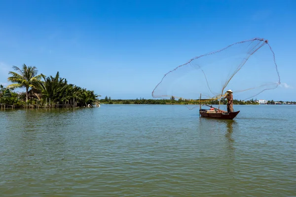 Pescador Tradicional Está Lanzando Una Red Pesca Hoi Vietnam — Foto de Stock