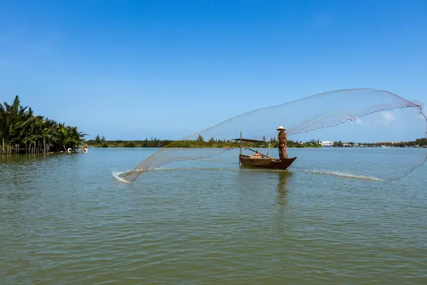 Pescador Tradicional Está Lanzando Una Red Pesca Hoi Vietnam — Foto de Stock