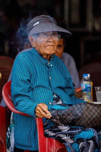 Vietnam Dan Sigara Içen Yaşlı Bir Kadın — Stok fotoğraf