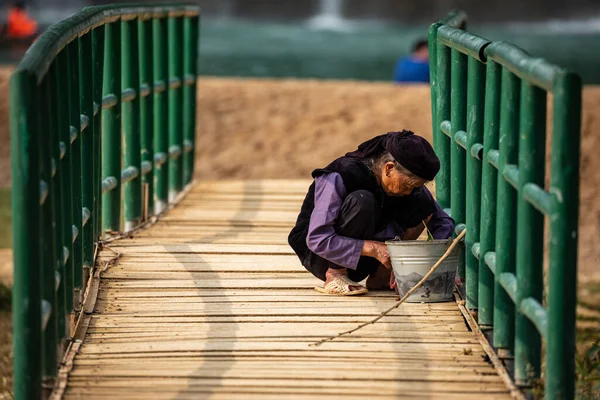 Vietnam Daki Yaşlı Kadın Nehirde Balık Tutuyor — Stok fotoğraf