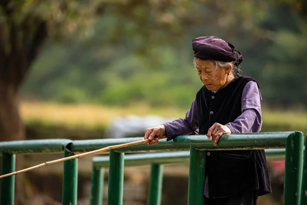 Vieja Mujer Vietnam Está Pescando Río — Foto de Stock