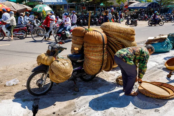 在越南梅奈街头运送篮子 24岁 2019年12月 — 图库照片