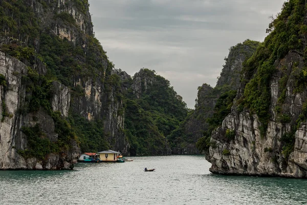 ベトナムのハロン湾の島々 — ストック写真