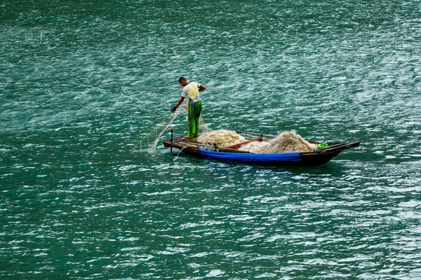 Pescador Baía Long Vietname — Fotografia de Stock