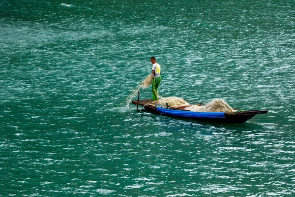 Pescador Bahía Long Vietnam — Foto de Stock