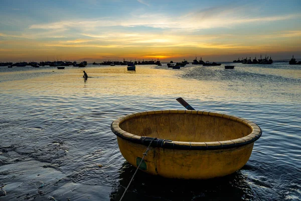 Košíkové Čluny Při Západu Slunce Nad Mořem Mui Vietnamu — Stock fotografie