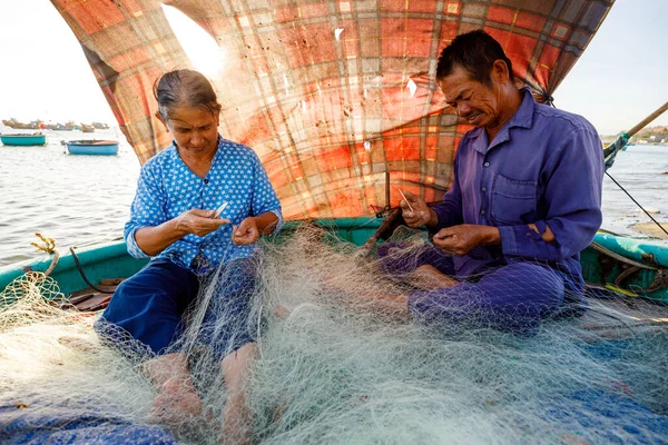 Fisherman from vietnam are repairing a fishing net — Stock Image Fisherman Vietnam Repairing Fishing Net Stock Image