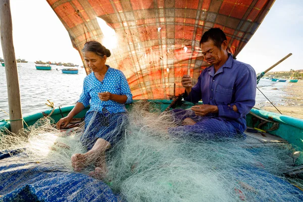 Fisherman from vietnam are repairing a fishing net — Stock Image Fisherman Vietnam Repairing Fishing Net Stock Photo