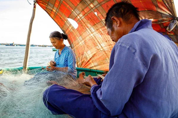 Fisherman from vietnam are repairing a fishing net — Stock Image Fisherman Vietnam Repairing Fishing Net Royalty Free Stock Images