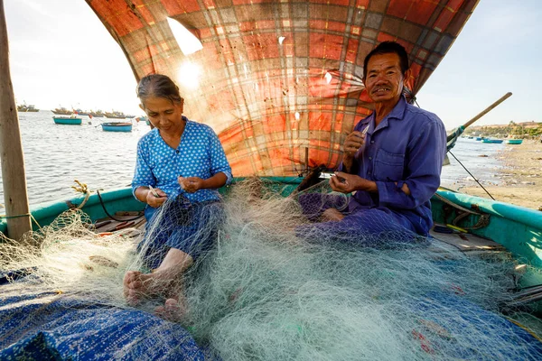 Fisherman from vietnam are repairing a fishing net — Stock Image Fisherman Vietnam Repairing Fishing Net Royalty Free Stock Photos