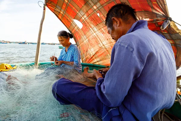 Fisherman from vietnam are repairing a fishing net — Stock Image Fisherman Vietnam Repairing Fishing Net Stock Picture