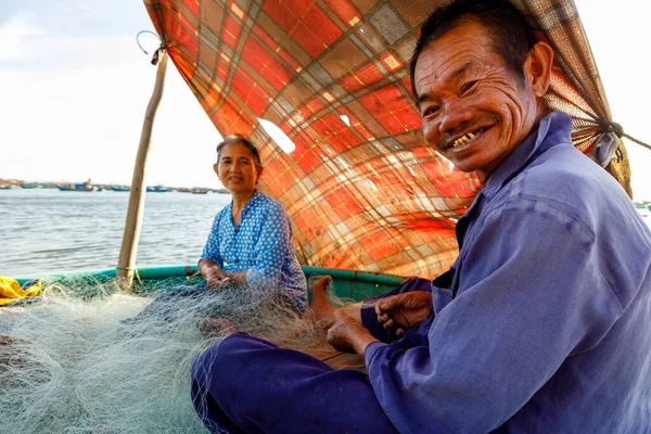 Fisherman from vietnam are repairing a fishing net — Stock Image Fisherman Vietnam Repairing Fishing Net Stock Image