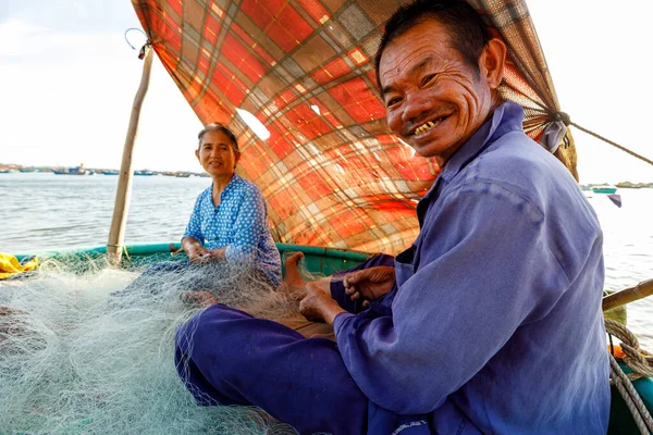 Fisherman from vietnam are repairing a fishing net — Stock Image Fisherman Vietnam Repairing Fishing Net Royalty Free Stock Images