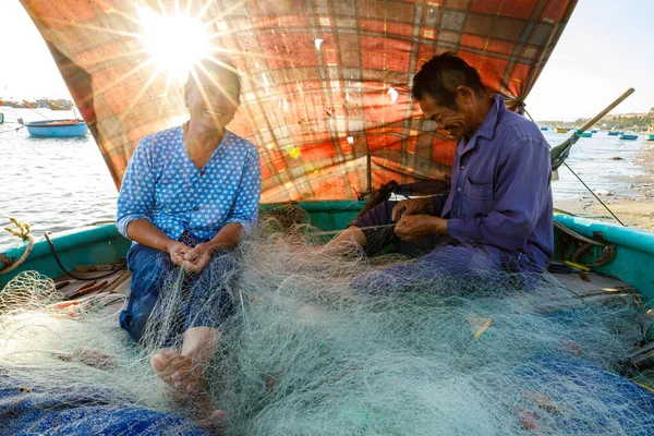 Fisherman from vietnam are repairing a fishing net — Stock Image Fisherman Vietnam Repairing Fishing Net Stock Picture