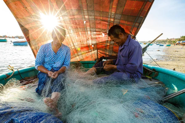 Fisherman from vietnam are repairing a fishing net — Stock Image Fisherman Vietnam Repairing Fishing Net Stock Picture