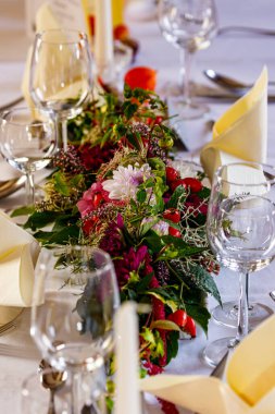 Çiçekli düğün masası.