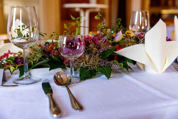 Esküvői Asztal Beállítása Virágokkal — Stock Fotó