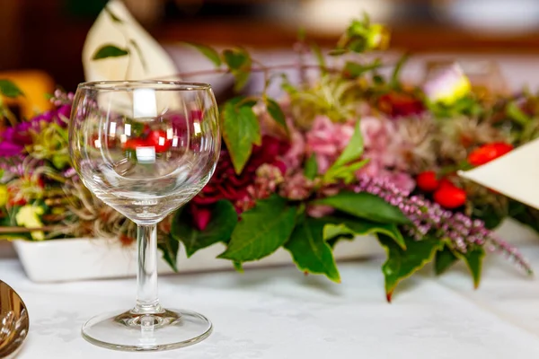 Bruiloft Tafel Zetting Met Bloemen — Stockfoto