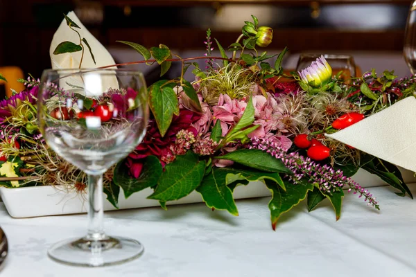 Bruiloft Tafel Zetting Met Bloemen — Stockfoto