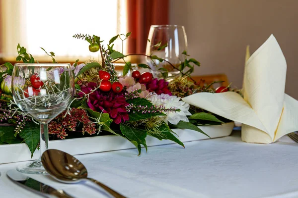 Esküvői Asztal Beállítása Virágokkal — Stock Fotó