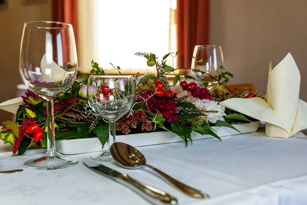 Bruiloft Tafel Zetting Met Bloemen — Stockfoto