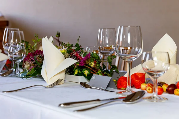 Bruiloft Tafel Zetting Met Bloemen — Stockfoto