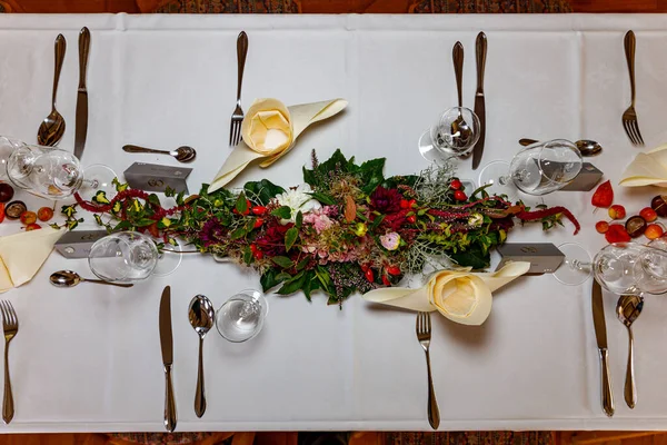 婚宴桌上摆满鲜花 — 图库照片