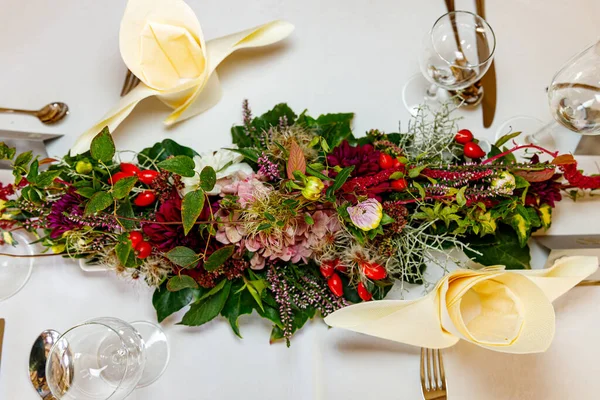 Bruiloft Tafel Zetting Met Bloemen — Stockfoto