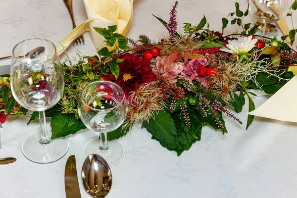 Bruiloft Tafel Zetting Met Bloemen — Stockfoto