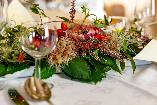 Bruiloft Tafel Zetting Met Bloemen — Stockfoto