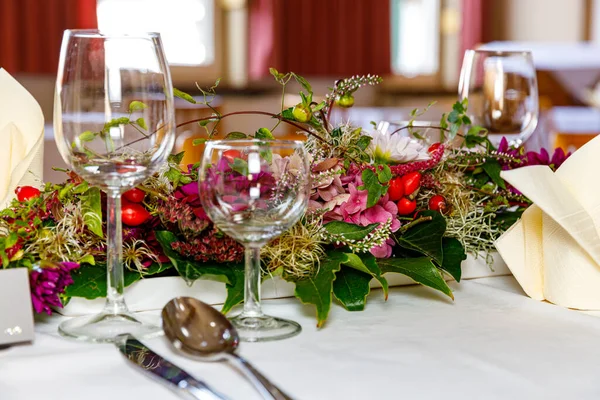 Bruiloft Tafel Zetting Met Bloemen — Stockfoto