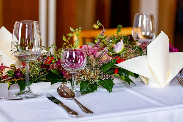 Bruiloft Tafel Zetting Met Bloemen — Stockfoto