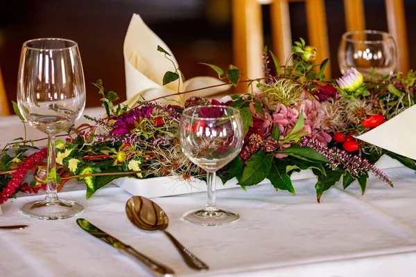 Bruiloft Tafel Zetting Met Bloemen — Stockfoto