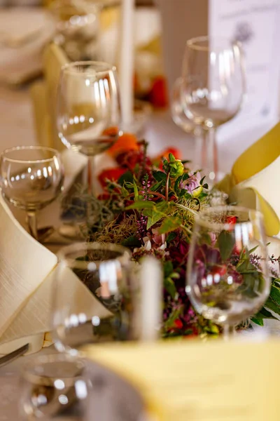 Bruiloft Tafel Zetting Met Bloemen — Stockfoto