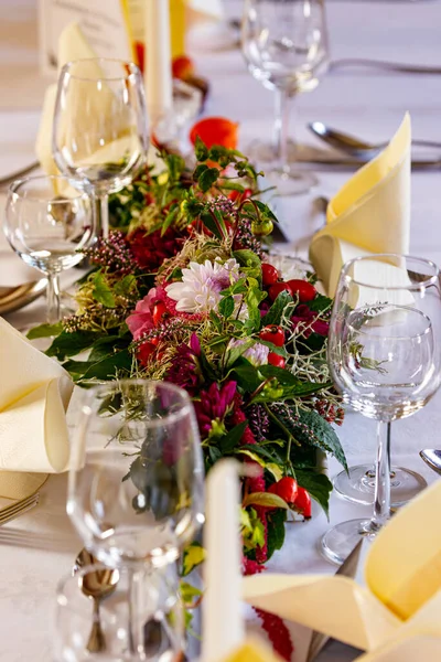 Bruiloft Tafel Zetting Met Bloemen — Stockfoto