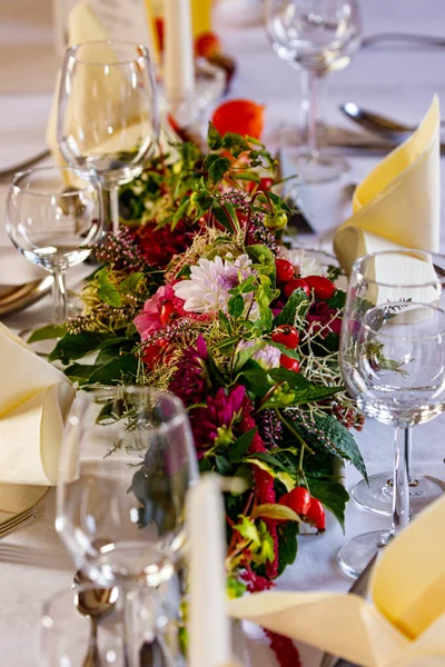 Bruiloft Tafel Zetting Met Bloemen — Stockfoto