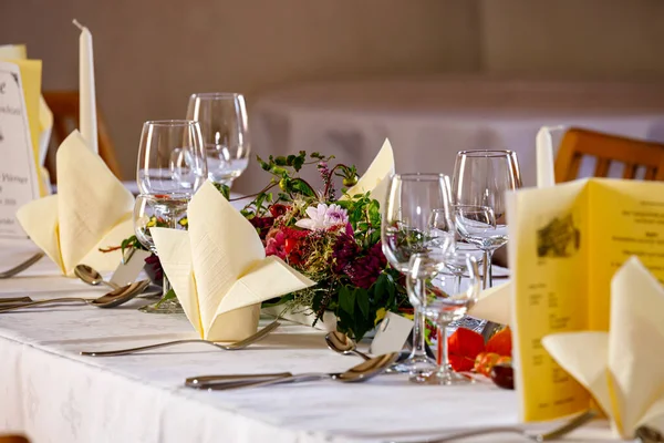 Bruiloft Tafel Zetting Met Bloemen — Stockfoto