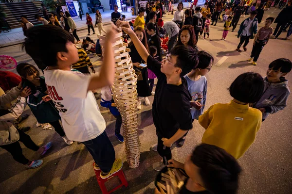 孩子们在越南的刀爆炸街头玩耍 15岁 2019年11月 — 图库照片